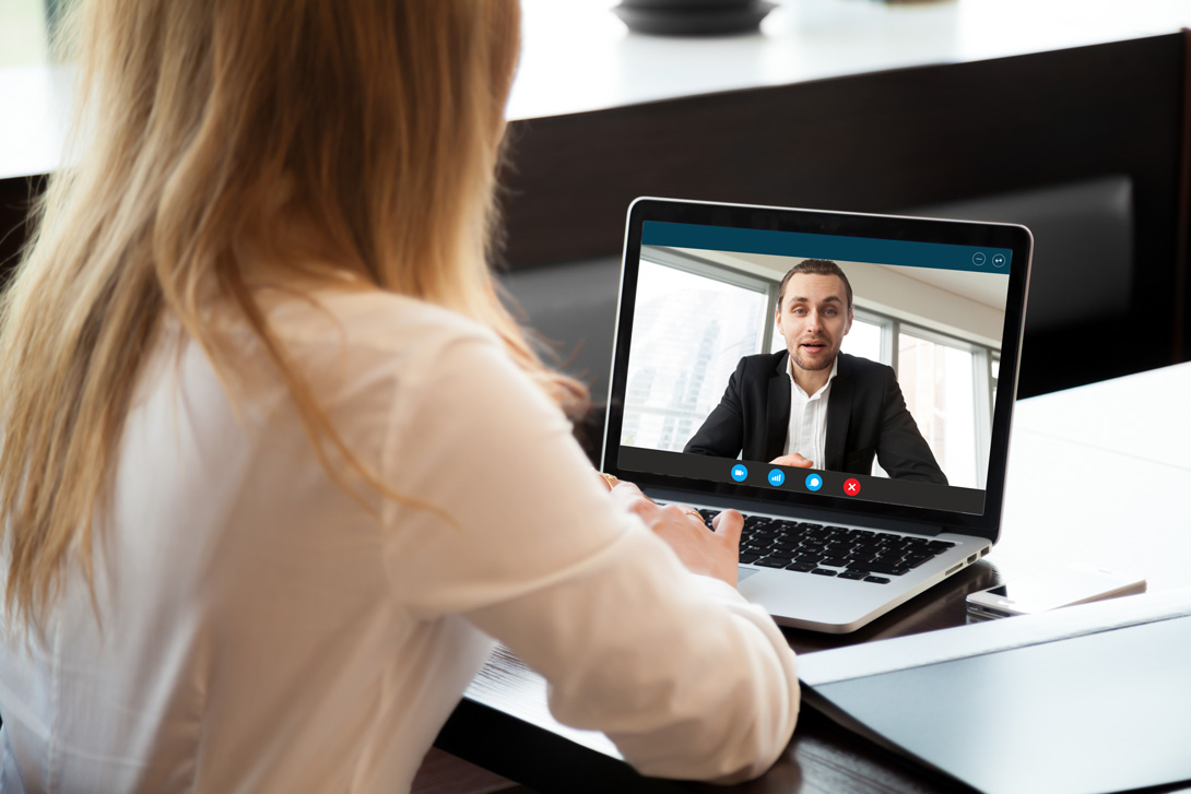 atributo alt: profissionais conversando em videoconferência